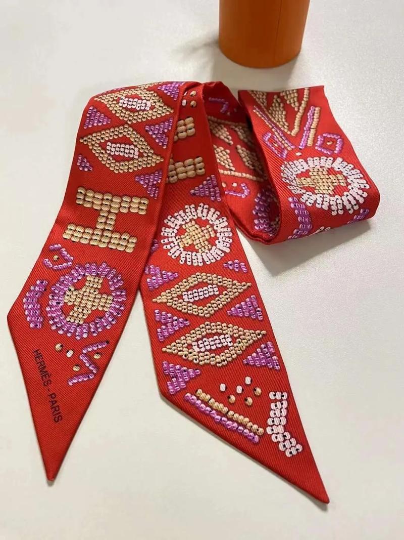 優雅點綴 愛馬仕Twilly小絲巾，品質與品味的完美結合